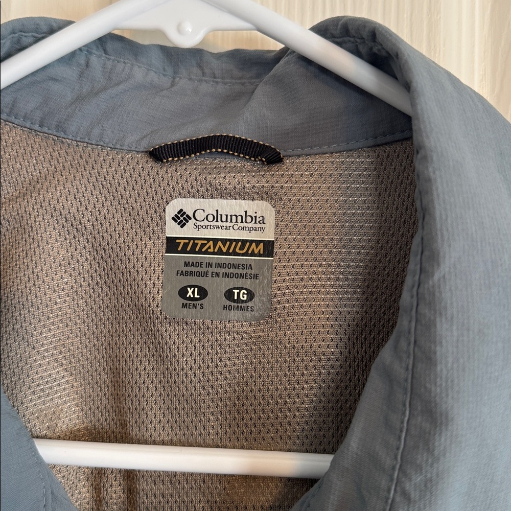Men’s Columbia Titanium series fishing or sportsman shirt in XL. - Picture 2 of 6